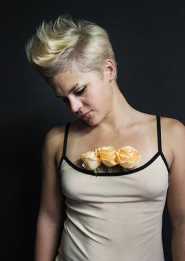 sarışın kısa saçlı kız dudak ve kaş piercing ile onun bölünme gül ile