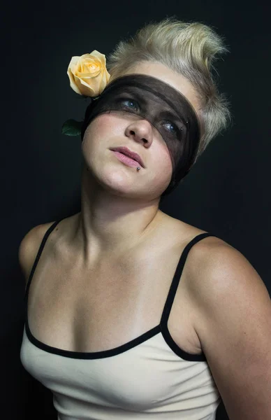 Foto loira menina transparente preto venda retrato com rosa — Fotografia de Stock