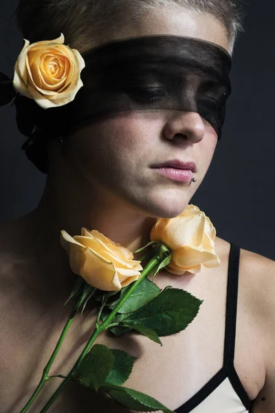 Foto chica rubia transparente negro venda retrato con rosas —  Fotos de Stock