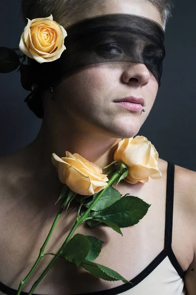 Rózsák közelről fotó szőke lány átlátszó fekete bekötött szemmel — Stock Fotó