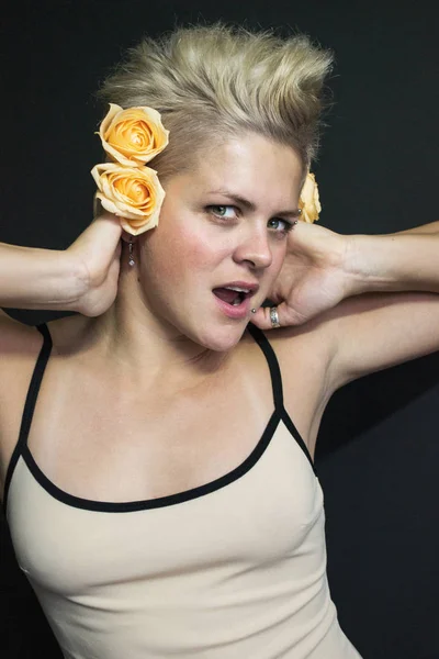 Foto retrato de uma menina loira de cabelos curtos com rosas em seu cabelo — Fotografia de Stock