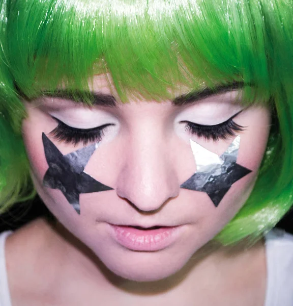 Foto cara de chica con pelo verde y estrellas en sus mejillas ojos cerrados — Foto de Stock