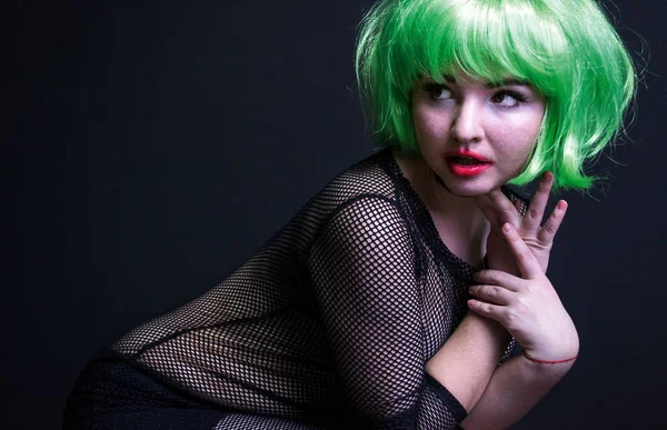 Γυρίζει φωτογραφία κορίτσι με μαύρο διαφανές φόρεμα, πράσινη περούκα και το κόκκινο κραγιόν — Φωτογραφία Αρχείου
