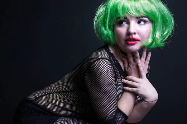 黒透明ドレス緑のかつらと赤の口紅の写真女の子 — ストック写真
