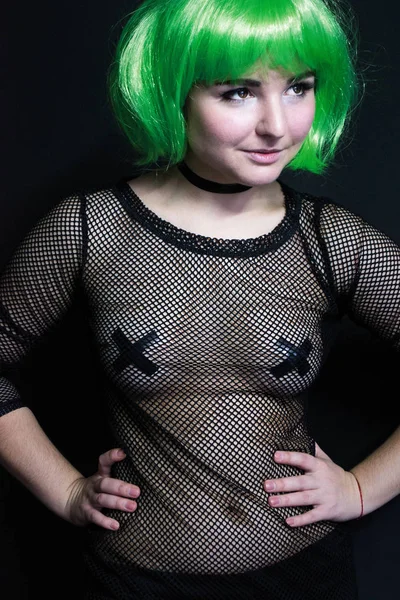 Φωτογραφία πράσινα μαλλιά κορίτσι με διαφανές φόρεμα από το πλέγμα μαγνητοσκοπημένο θηλές με μαύρη ταινία — Φωτογραφία Αρχείου