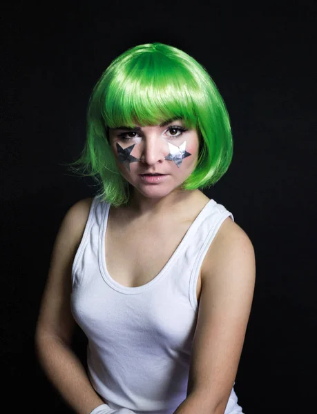 Foto retrato de uma menina em uma peruca verde e estrelas em suas bochechas — Fotografia de Stock