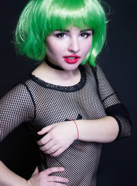 一个女孩穿着绿色的头发，它涵盖了与网格的肖像照片乳房的手 — 图库照片