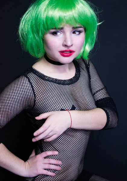 肖像照片的女孩穿着的网格着绿色的头发她关闭乳房手 — 图库照片