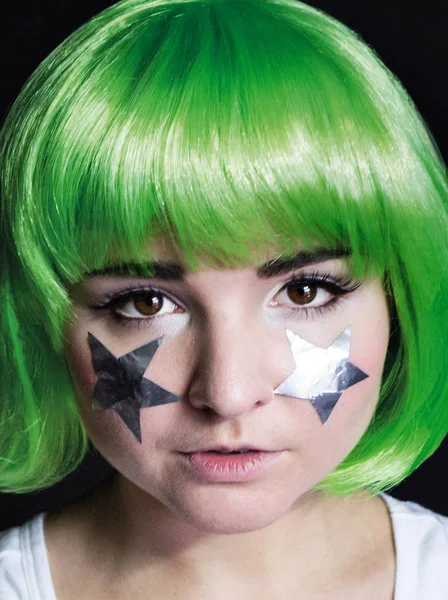緑の髪と彼女の頬に銀の星を持つ少女の写真肖像画 — ストック写真