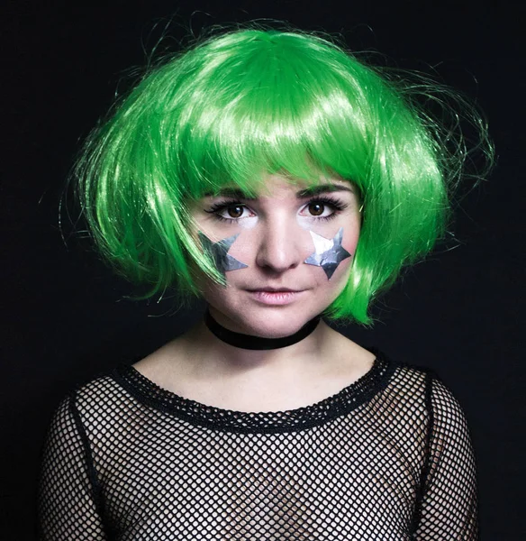 Foto retrato de una chica con pelo verde y estrellas en sus mejillas — Foto de Stock