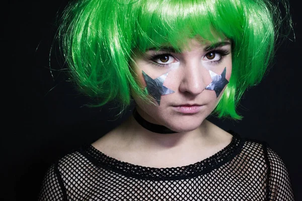 一个女孩的绿色的头发和脸颊上铝箔明星的肖像照片 — 图库照片