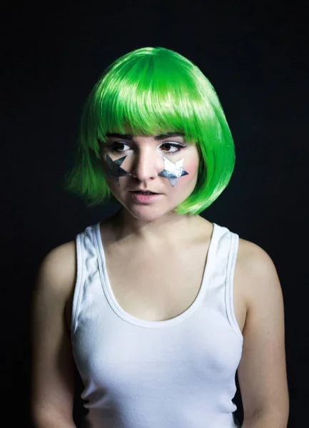 Retrato de una chica con pelo verde y estrellas de plata en sus mejillas — Foto de Stock