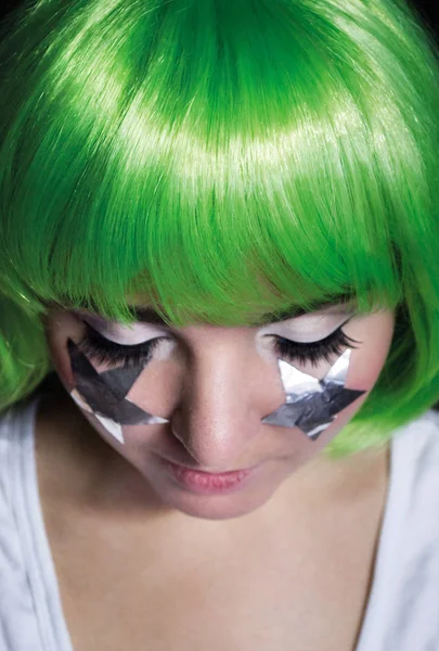 Retrato de una chica con pelo verde y estrellas en sus mejillas ojos cerrados — Foto de Stock