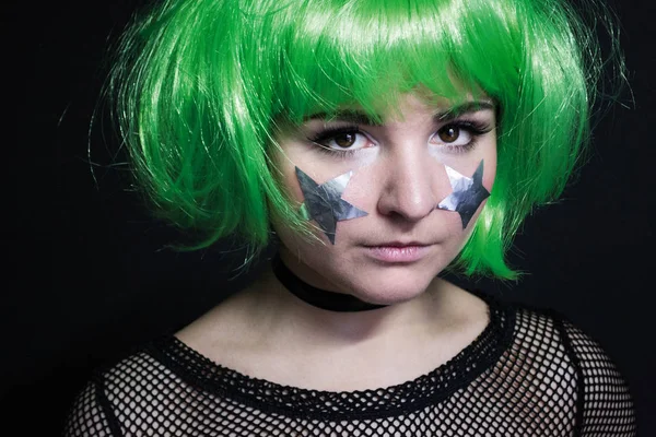 Retrato de una chica con el pelo verde y las estrellas de la lámina en las mejillas — Foto de Stock