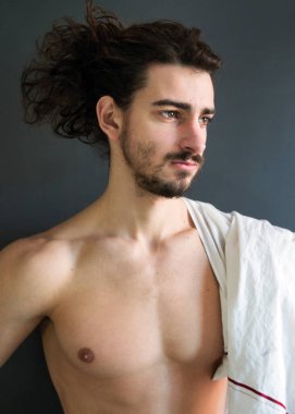 Uzun kıvırcık saçlı ve beyaz perde fotoğraf genç sakallı bir adam portresi