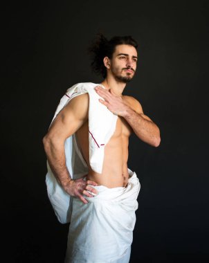 Atletizm yarı çıplak adam bir beyaz perde fotoğraftaki kıvırcık saçlı sakallı