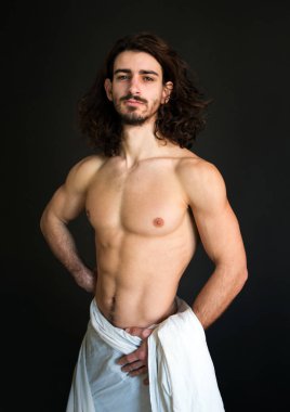 bir beyaz perde fotoğraftaki kıvırcık saçlı güzel yarı çıplak adam