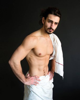 kas yarı çıplak sakallı adam bir beyaz perde fotoğraftaki kıvırcık saçlı