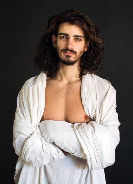 uzun kıvırcık saçlı beyaz perdelik fotoğraf