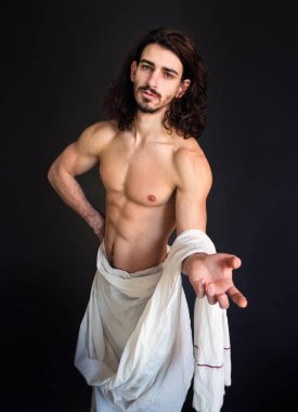 Fotoğraf kas yarı çıplak adam beyaz bir perdelik kıvırcık saçlı davet ediyor