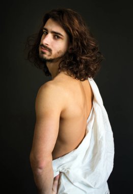 yarı açık beyaz bir perdelik kıvırcık saçlı yakışıklı adam fotoğrafı