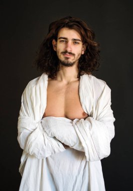 Fotoğraf bir beyaz bir perdelik uzun kıvırcık saçlı bir adam portresi 