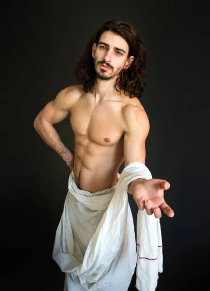 Foto muscular medio desnudo chico con pelo rizado en un blanco cortinas invita — Foto de Stock