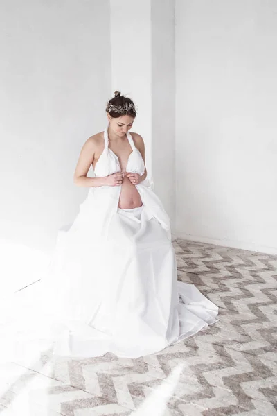 Foto Una Mujer Embarazada Una Tiara Plata Blanco Cortina Sobre —  Fotos de Stock