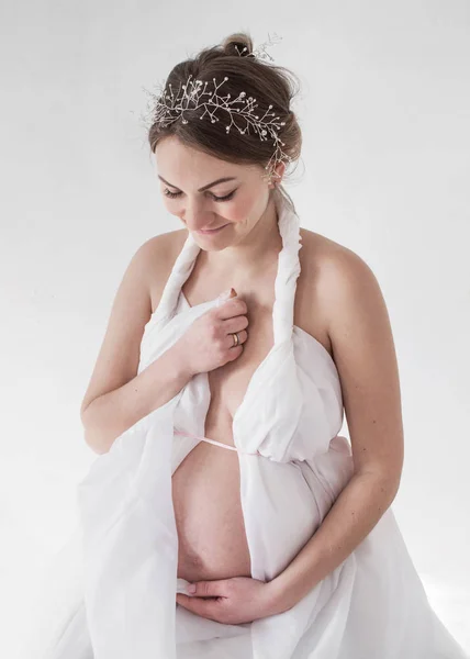 Foto Linda Chica Embarazada Una Tiara Una Cortina Blanca Sobre —  Fotos de Stock