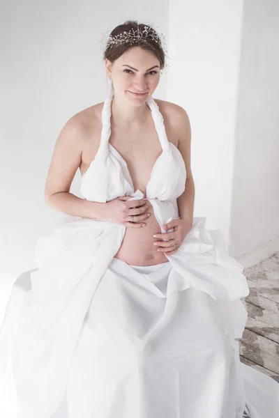 Foto Atractiva Chica Embarazada Una Tiara Manto Blanco Sobre Fondo —  Fotos de Stock