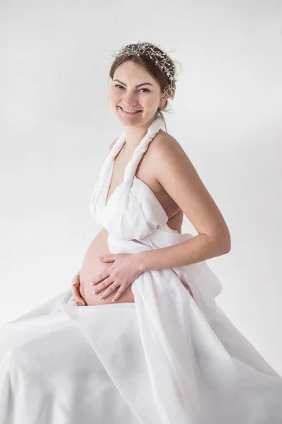 Foto Gelukkig Zwanger Meisje Tiara Witte Gordijnen — Stockfoto