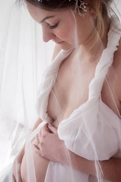 Foto Retrato Una Chica Embarazada Tiara Velo Blanco Mirando Vientre —  Fotos de Stock