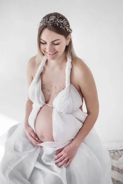 Foto Embarazada Chica Blanco Cortina Riendo Sobre Fondo Blanco —  Fotos de Stock