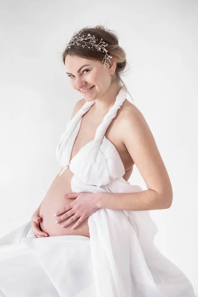 Foto Chica Embarazada Blanco Cortina Sonriendo Sobre Fondo Blanco Retrato — Foto de Stock