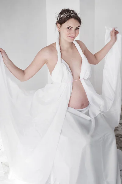 Foto Embarazada Chica Con Joyería Pelo Sostiene Manto Blanco —  Fotos de Stock