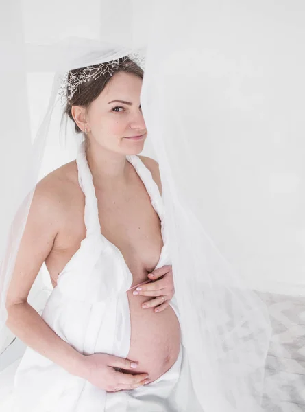 Foto Chica Bastante Embarazada Una Diadema Una Cortina Blanca Sobre —  Fotos de Stock