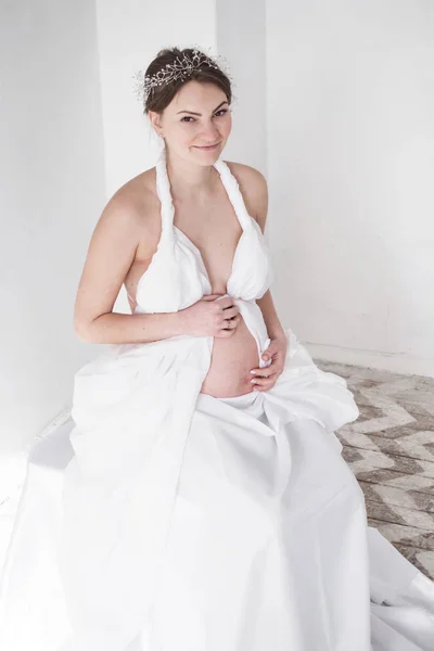 Chica Embarazada Una Diadema Plata Una Cortina Blanca Sobre Una —  Fotos de Stock