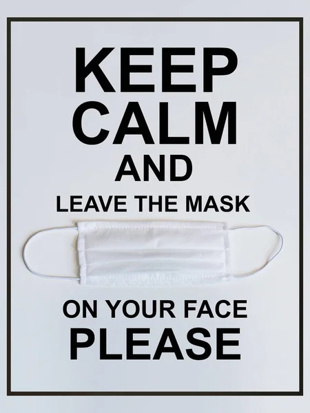 相片医疗口罩放在白色背景上请保持镇静 并将口罩留在脸上 — 图库照片