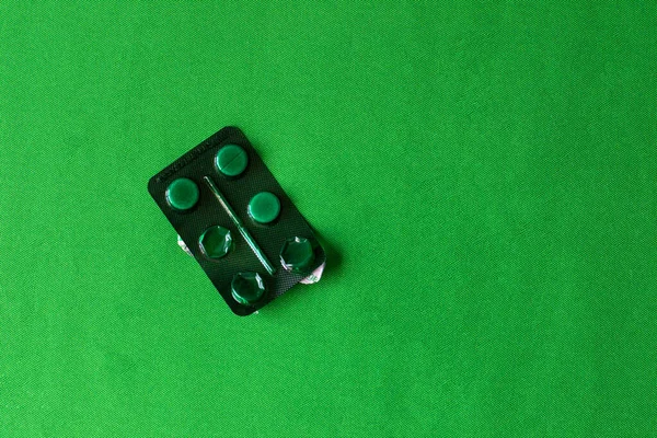 Foto Groen Pakket Van Pillen Een Groene Achtergrond — Stockfoto