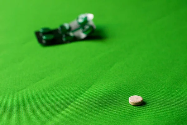 Foto Open Groene Verpakking Van Pillen Ligt Een Groene Achtergrond — Stockfoto