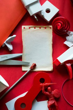 Kağıt şarj makinesi ve makasın kırmızı arkaplan bileşimini taklit etmek için