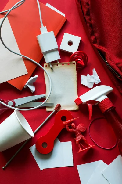 Foto Fondo Rojo Composición Los Elementos Del Cargador Papel Rojo — Foto de Stock