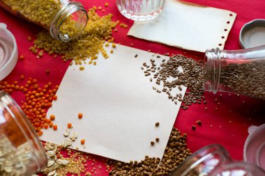 resim kompozisyonu kağıt ve tahıl ile üst görünüm pişirme kırmızı arkaplan maketi