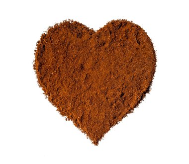 kalp şeklinde servis edilmiş kahve. Beyaza izole edilmiş.