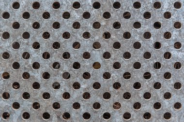 Metal drenaj ızgarasının soyut arkaplanı yere yakın.