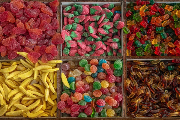 Market tezgahında çok renkli marmelat.