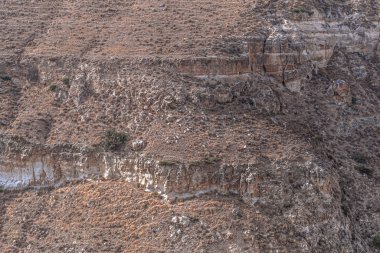 Farklı bir kaya dokusuyla dağ yamacında.
