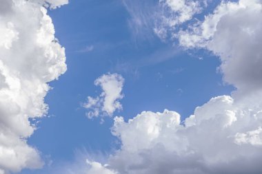 parlak mavi gökyüzünde beyaz kabarık bulutların arkaplanı 