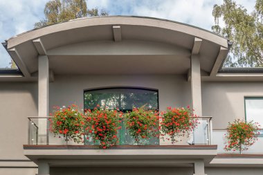 Sardunya çömlekleri ile süslenmiş balkon