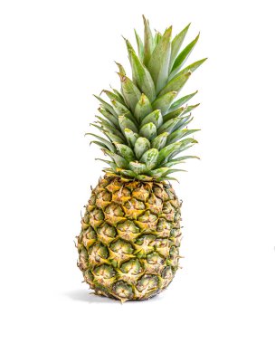olgun sulu aromalı ananas beyaza izole edilmiş.